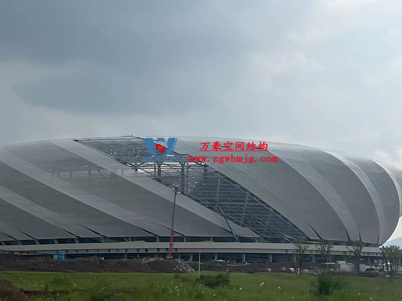 兩江新區(qū)加快建設(shè)龍興足球場(chǎng)（標(biāo)準(zhǔn)不降、工期不延、確保年底建成）