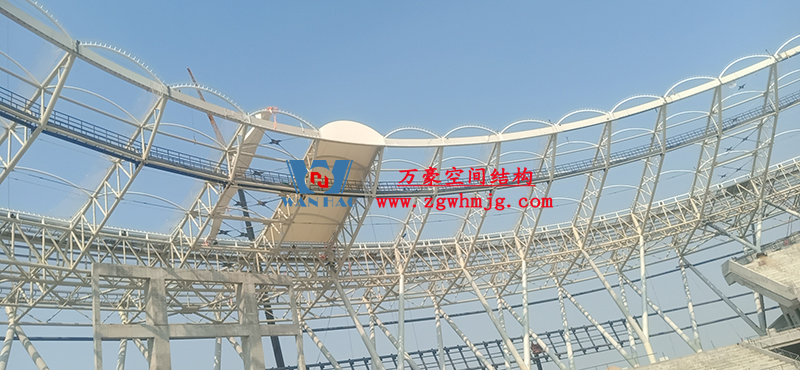 襄陽奧體中心膜結(jié)構(gòu)工程鋼結(jié)構(gòu)接近尾聲，膜結(jié)構(gòu)開始安裝