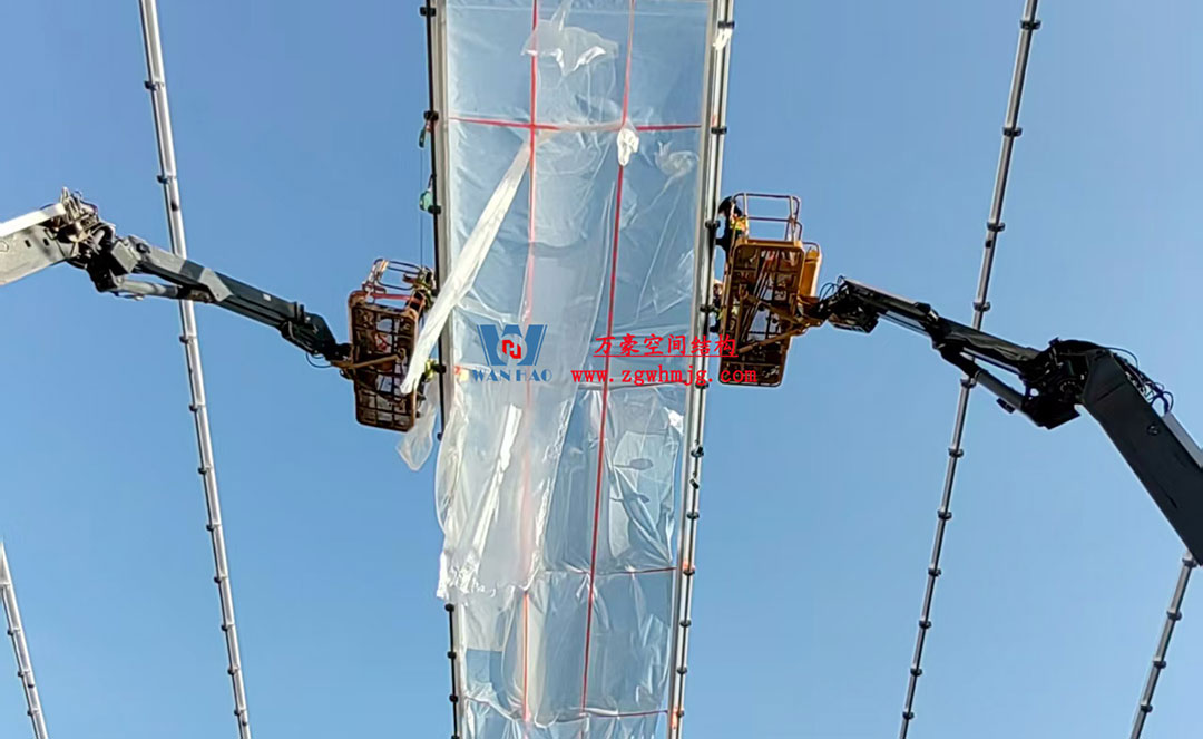 無錫奧體中心體育場ETFE膜首吊成功，太湖畔將閃耀“生態(tài)之光”