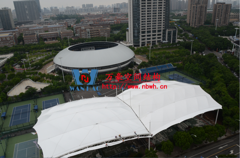 膜結(jié)構(gòu)遮陽(yáng)雨棚有哪些特點(diǎn)？如何選擇合適的膜結(jié)構(gòu)遮陽(yáng)棚公司？
