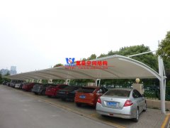 為什么膜結(jié)構(gòu)車棚會(huì)成為汽車車棚定制的優(yōu)選？膜結(jié)構(gòu)車棚有哪些特點(diǎn)優(yōu)勢(shì)？