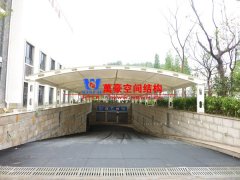 地下車庫(kù)雨棚什么材料好？膜結(jié)構(gòu)為什么是地下車庫(kù)雨棚材料的優(yōu)先選擇？