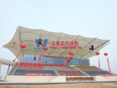 什么是膜結(jié)構(gòu)體育看臺(tái)？膜結(jié)構(gòu)體育看臺(tái)性能特點(diǎn)及應(yīng)用領(lǐng)域是什么？